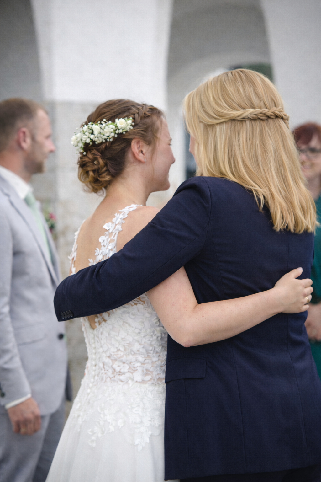 Emotionale Zeremonie mit Umarmung bei freier Trauung Thüringen