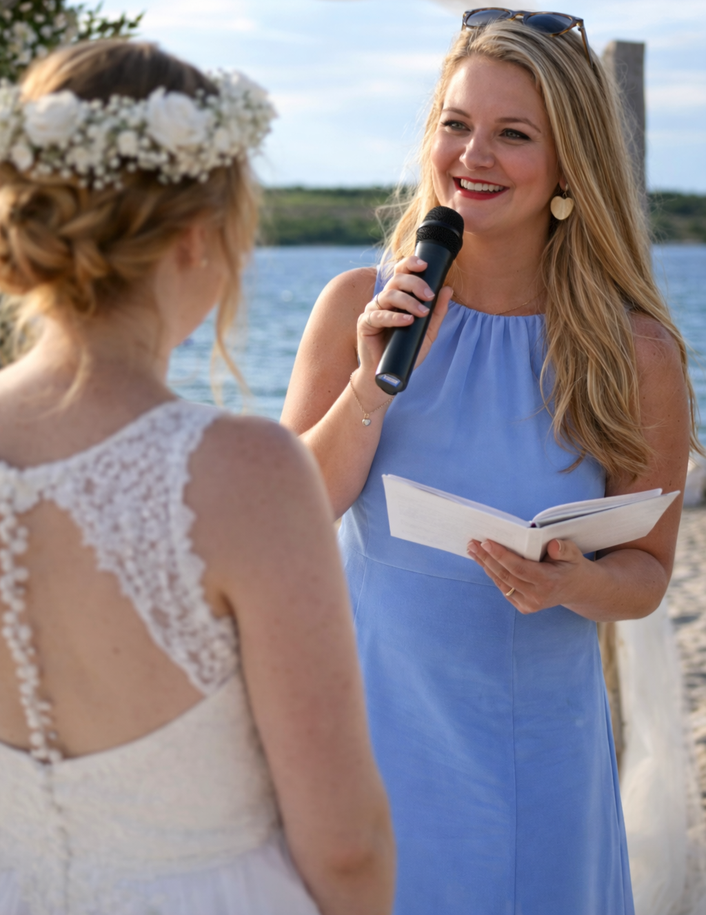 Freie Rednerin Beatrice bei emotionaler Trauungszeremonie am See in Thüringen