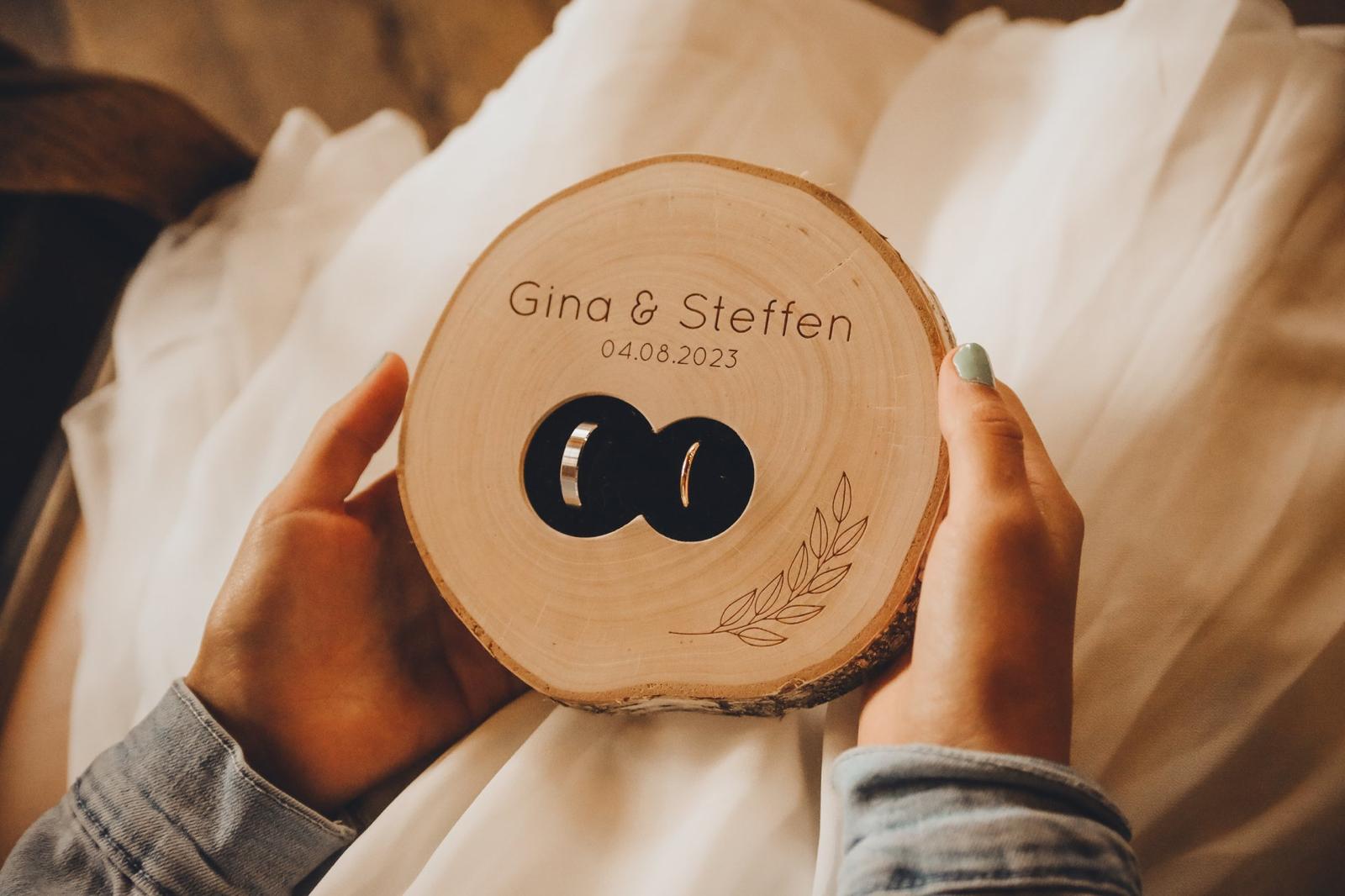 Ringkissen mit Trauringen bei freier Trauung