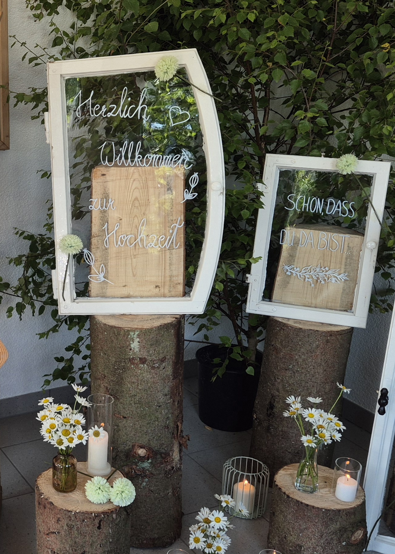 Festlich gedeckte Tafel für Willkommensfeier in Thüringen